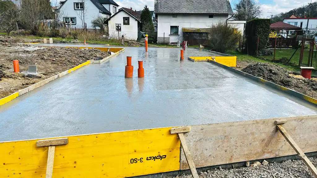 Jak na základové desky a výkopové práce bez starostí